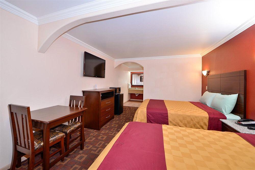 Americas Best Value Inn Houston Heights At I-45 Esterno foto
