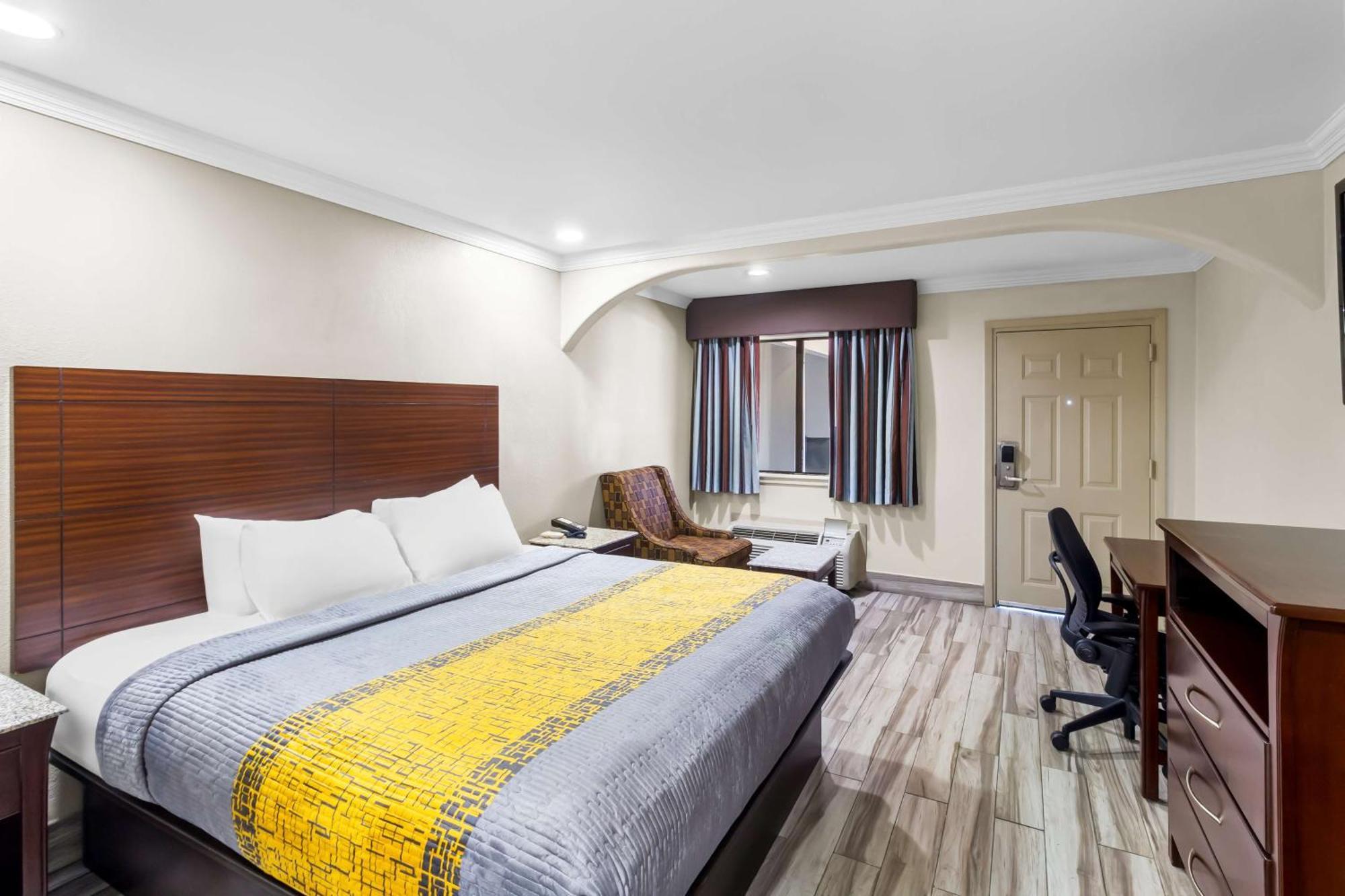 Americas Best Value Inn Houston Heights At I-45 Esterno foto